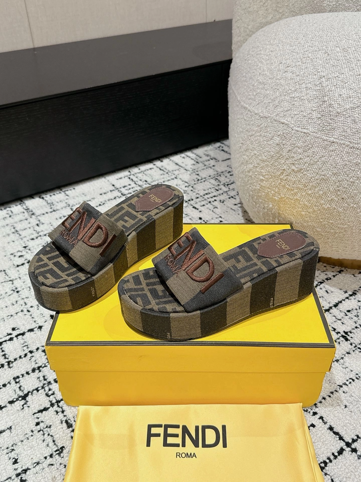 SE1426 Fendi Sunshine / Size5-10 Sandals Travel Agents
