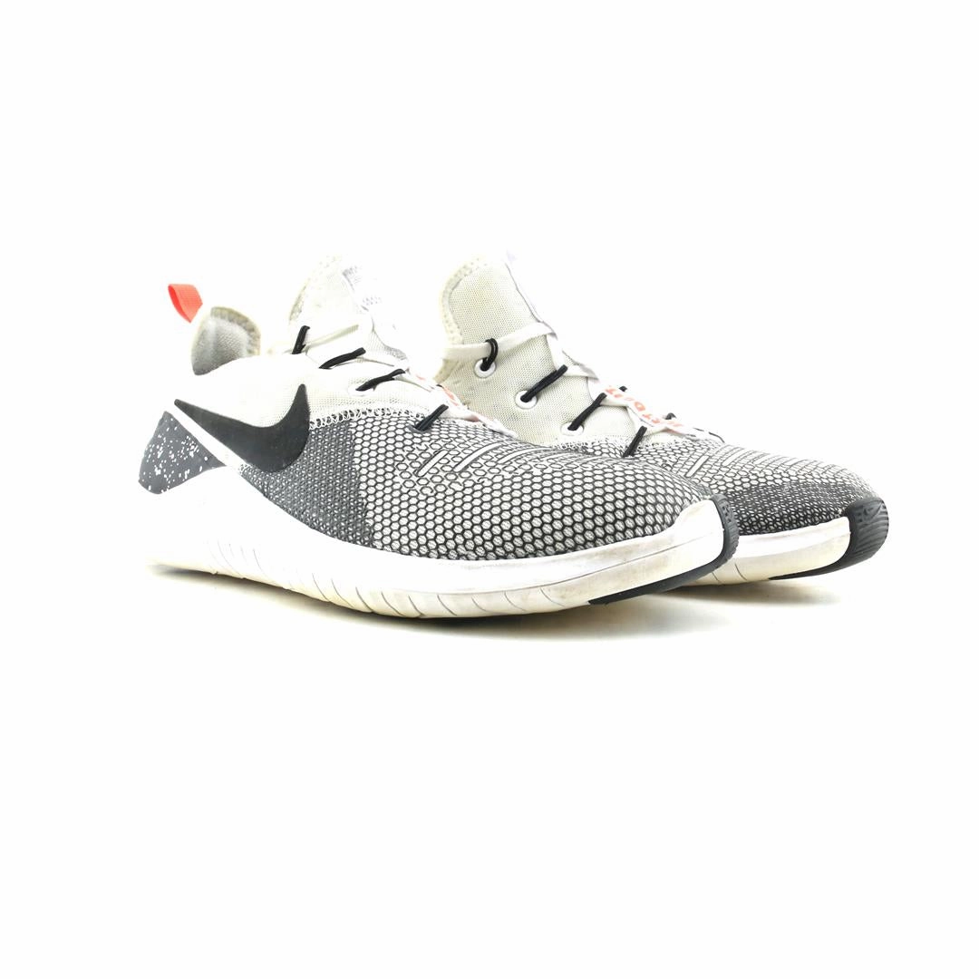 NIKE FREE TR 8 Nike Bugs Bunny Shoes