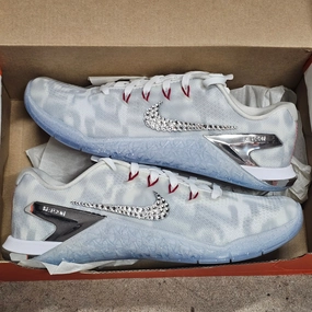 Tracking Metcon 4 Premium Women Sz 6.5 (Silver)