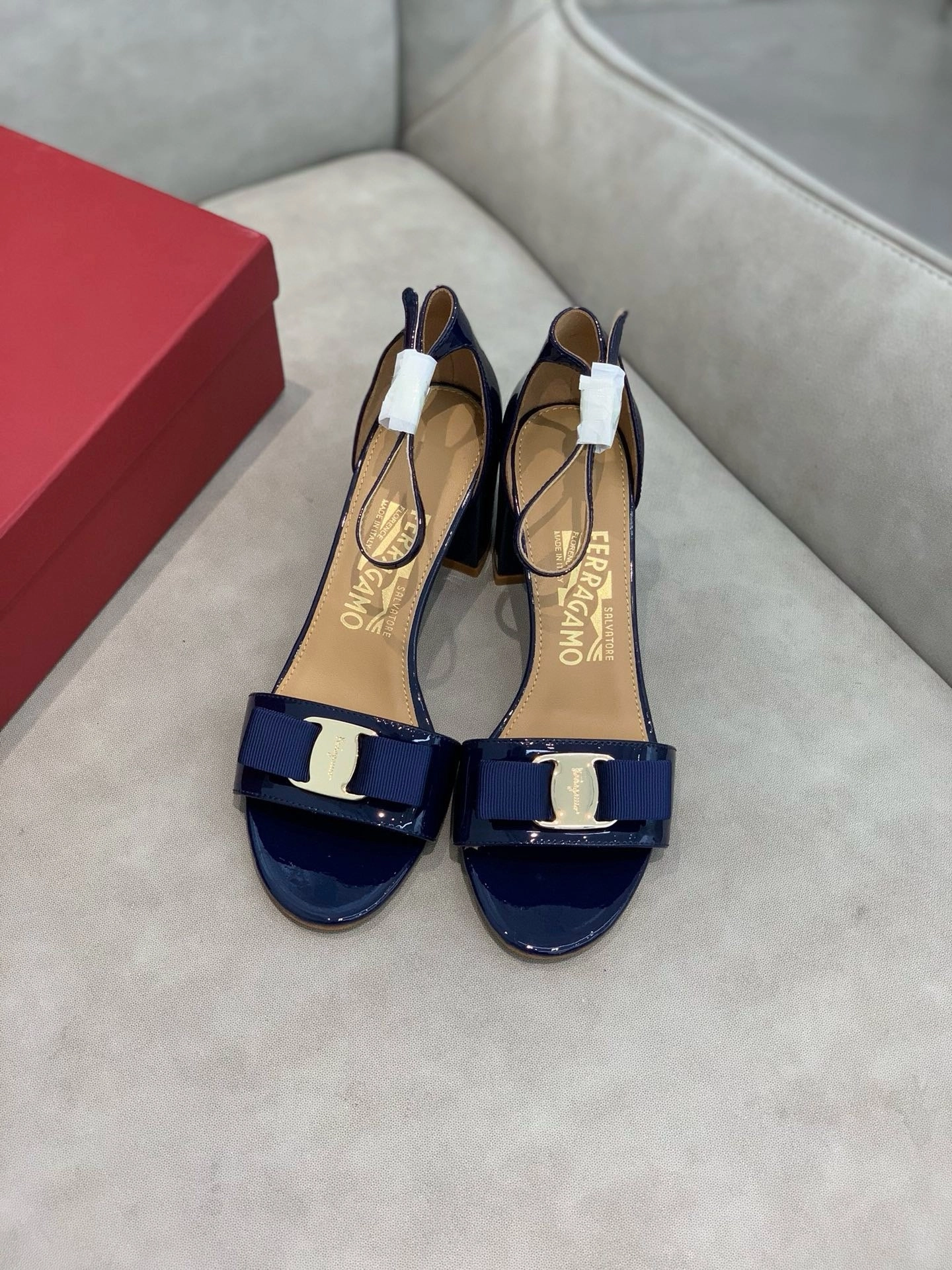 SE1382 Ferragamo Sandals / Size5-11