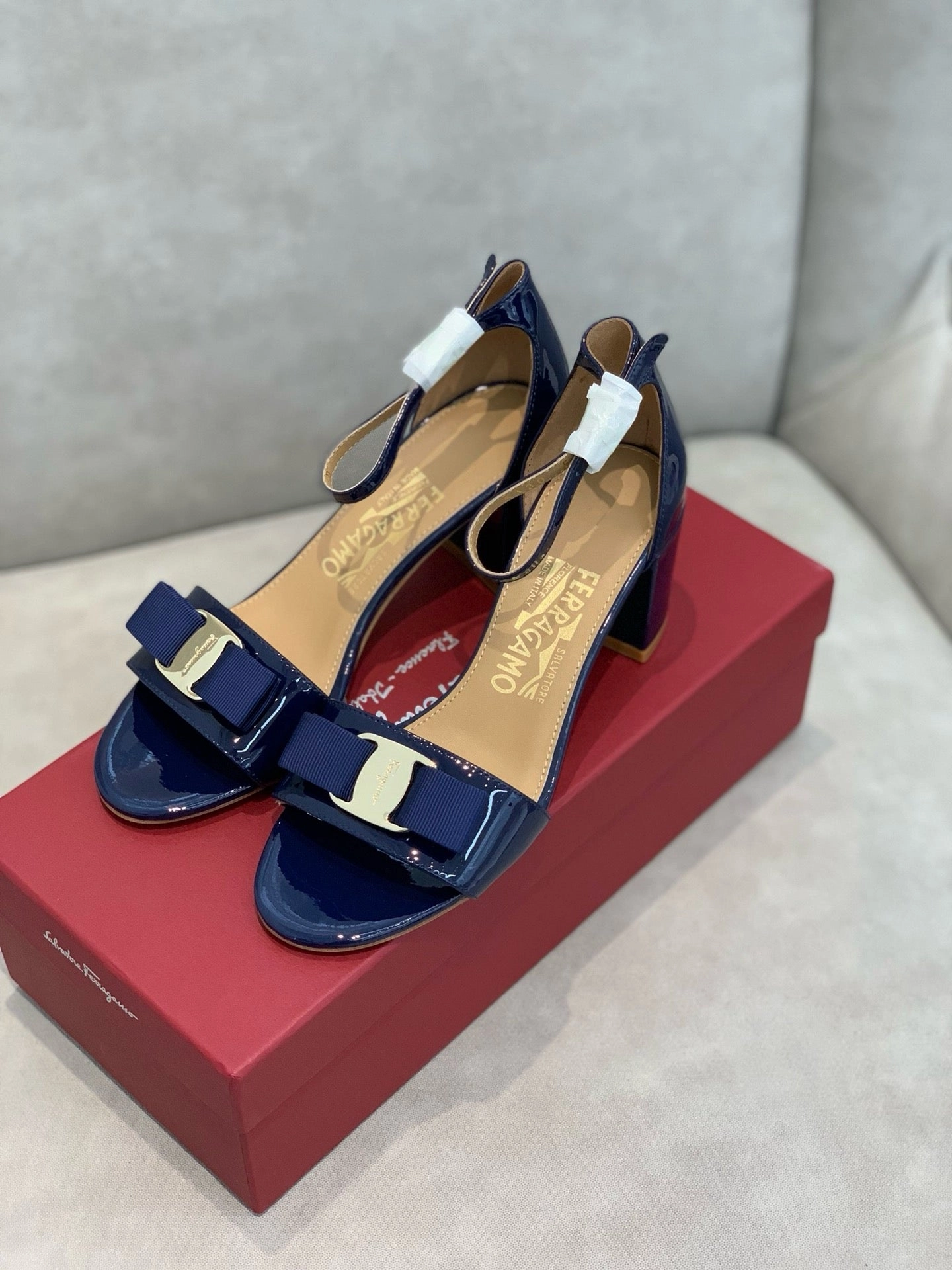 SE1382 Ferragamo Sandals / Size5-11