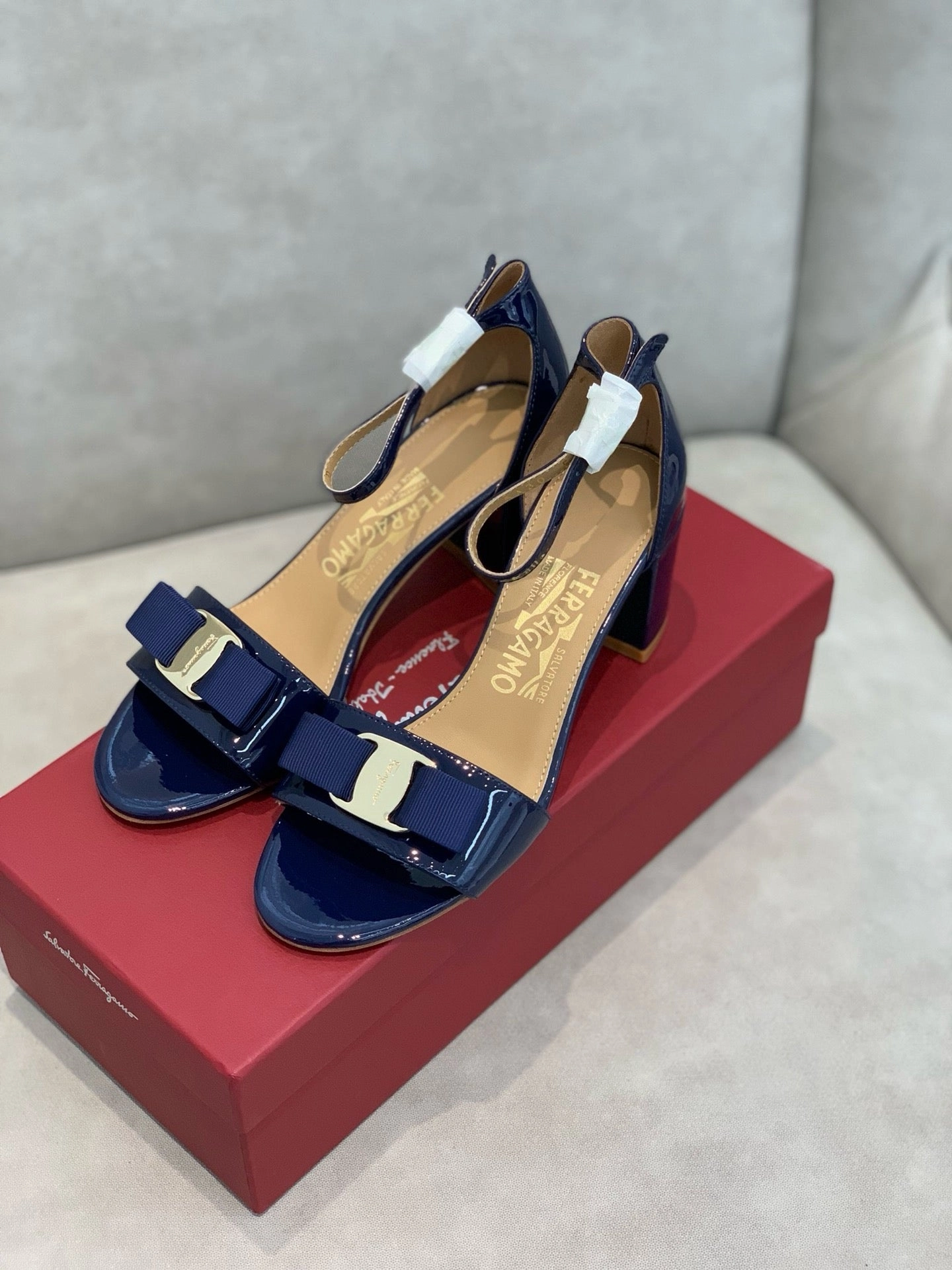 SE1382 Ferragamo Sandals / Size5-11