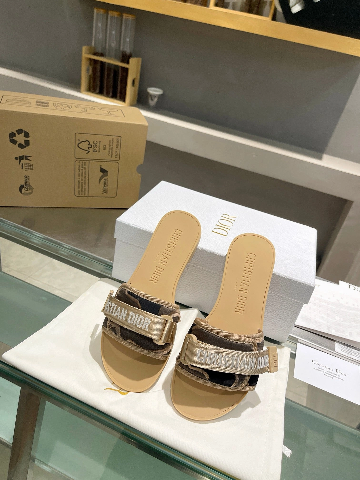 SE1453 Dioramour Dio(r)evolution Slide / Size5-11 Bravest Bear Claw Slippers