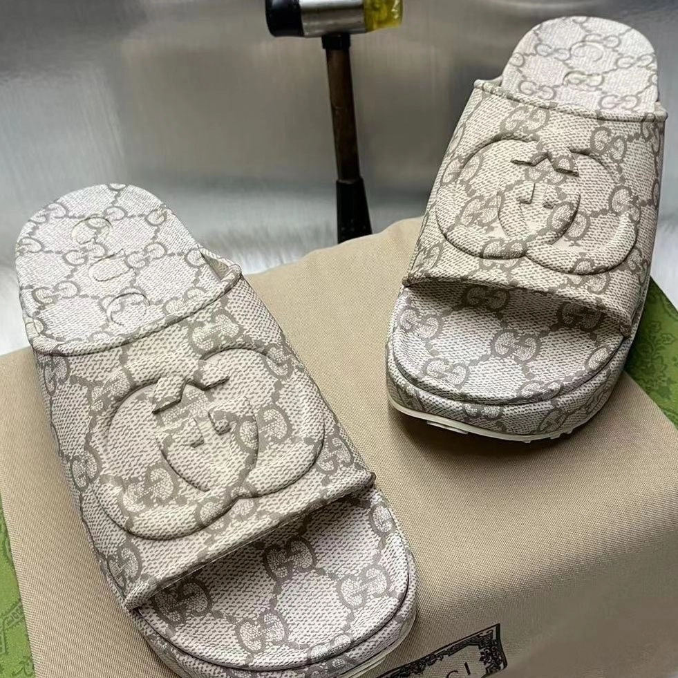 Sandals Hunter Park SE1038 Women's slide sandal with Interlocking G / Size5-10